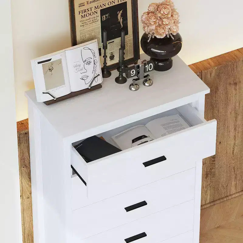 5-Schubladen-Kommode im Retro-Landhausstil mit einfacher Schnallenmontage, leichtgängigen Schubladen, sichere Aufbewahrung für das Schlafzimmer