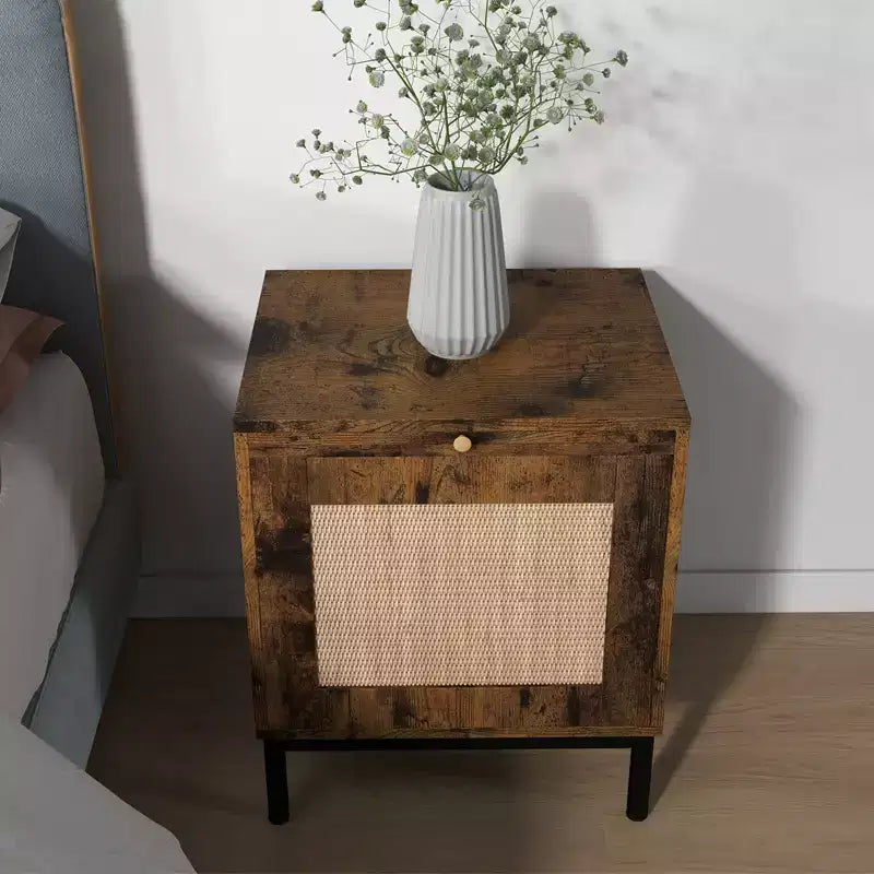 Beistelltisch aus natürlichem Rattan und Eisen mit robuster Konstruktion, stilvollem Design, kompakter Größe, vielseitiger Verwendung und einfacher Montage