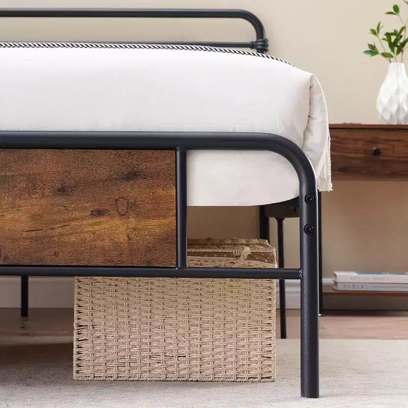 Plattform-Bettgestell Queen Size, rustikales Vintage-Kopfteil aus Holz, stabile Metalllatten, Matratzenauflage, kein Boxspringbett erforderlich