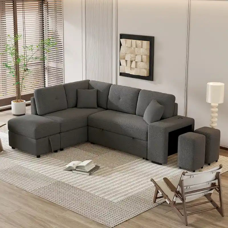Roomfitters Schlafsofa-Eckgarnitur mit Stauraum-Ottomane, zwei Wurfkissen, zwei Hockern, kabellosem Ladegerät