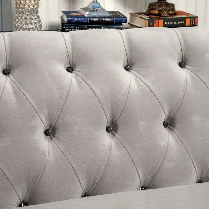Gito Übergangs-Schnittsofa mit getufteter Rückenlehne und Samtbezug von Furniture of America