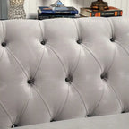 Gito Übergangs-Schnittsofa mit getufteter Rückenlehne und Samtbezug von Furniture of America