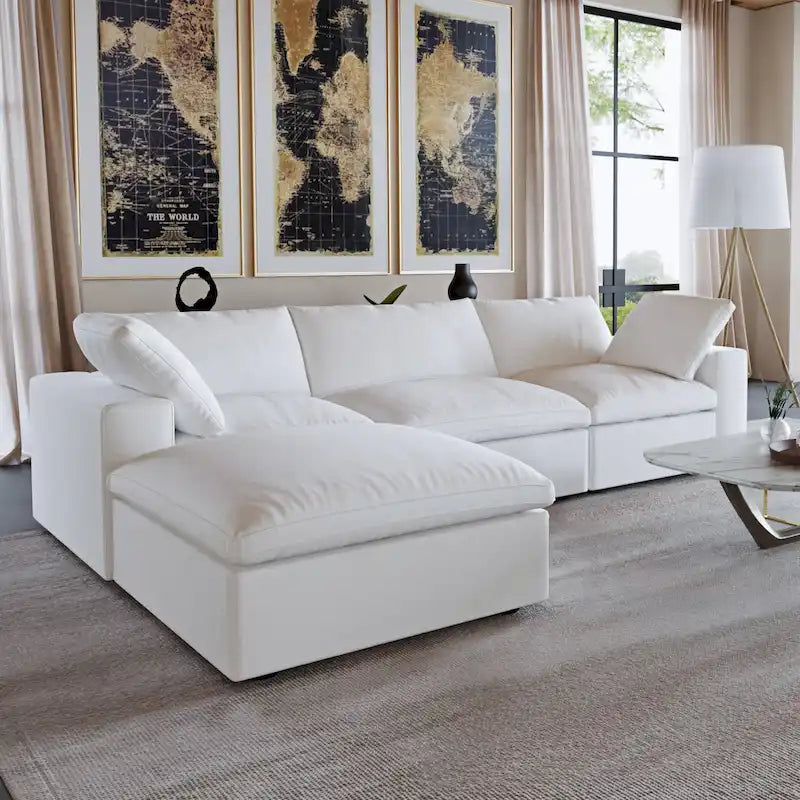 L-förmiges Sofa mit Leinenbezug, mehreren Kissen und Chaiselongue