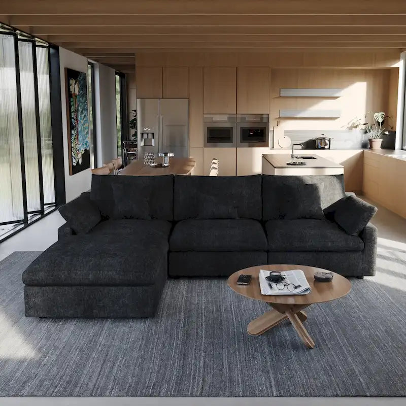 L-förmiges Sofa mit Leinenbezug, mehreren Kissen und Chaiselongue