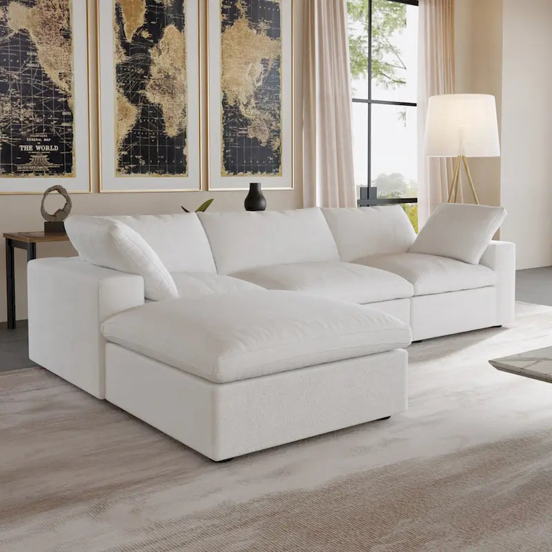 L-förmiges Sofa mit Leinenbezug, mehreren Kissen und Chaiselongue