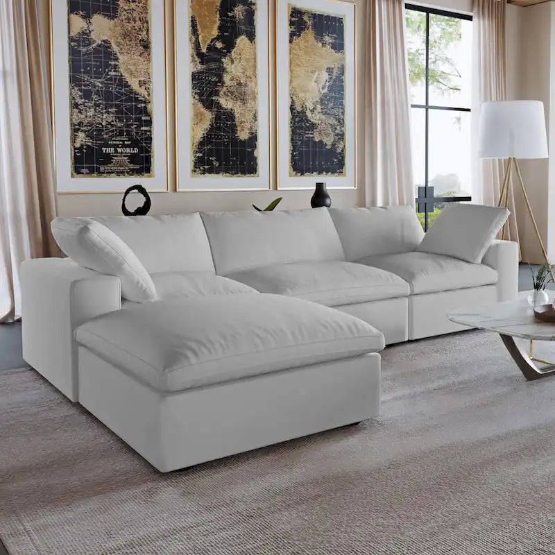 L-förmiges Sofa mit Leinenbezug, mehreren Kissen und Chaiselongue