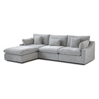 L-förmiges Sofa mit Leinenbezug, mehreren Kissen und Chaiselongue