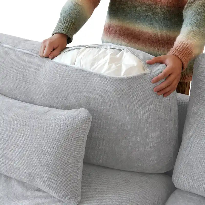 L-förmiges Sofa mit Leinenbezug, mehreren Kissen und Chaiselongue
