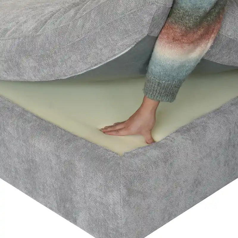 L-förmiges Sofa mit Leinenbezug, mehreren Kissen und Chaiselongue