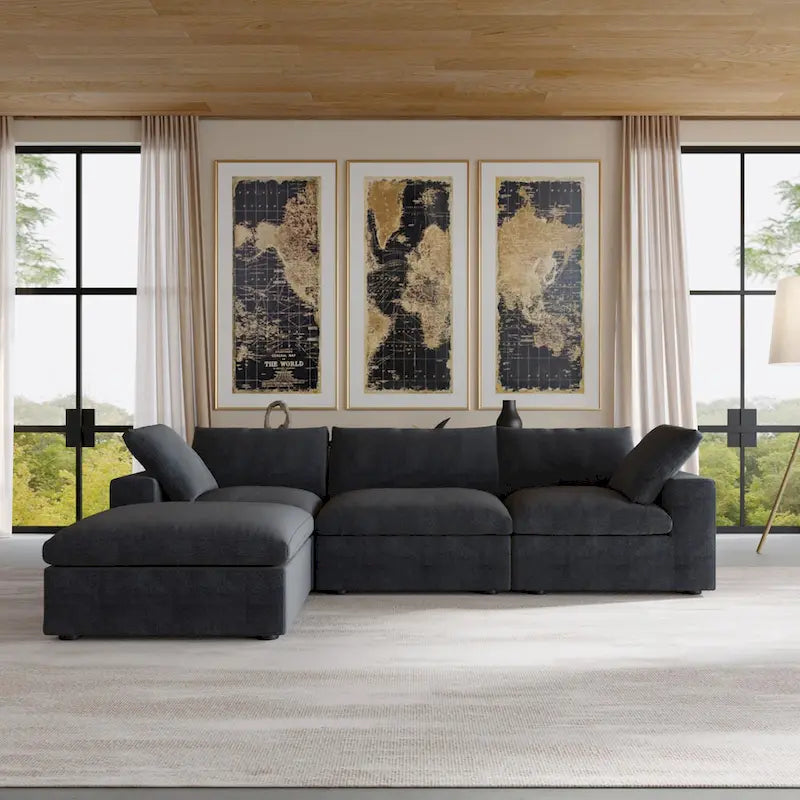 L-förmiges Sofa mit Leinenbezug, mehreren Kissen und Chaiselongue