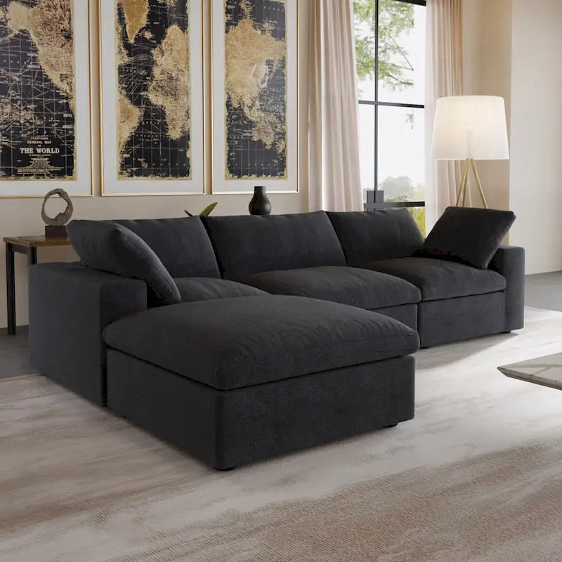 L-förmiges Sofa mit Leinenbezug, mehreren Kissen und Chaiselongue