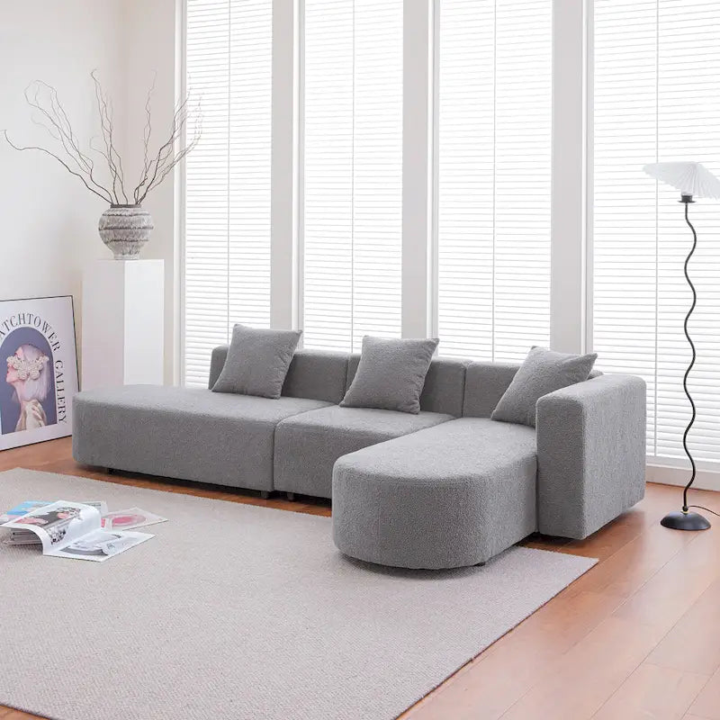 Modernes L-förmiges Bouclé-Sofa mit geschwungener Sitzfläche (rechtsseitig ausgerichtet)