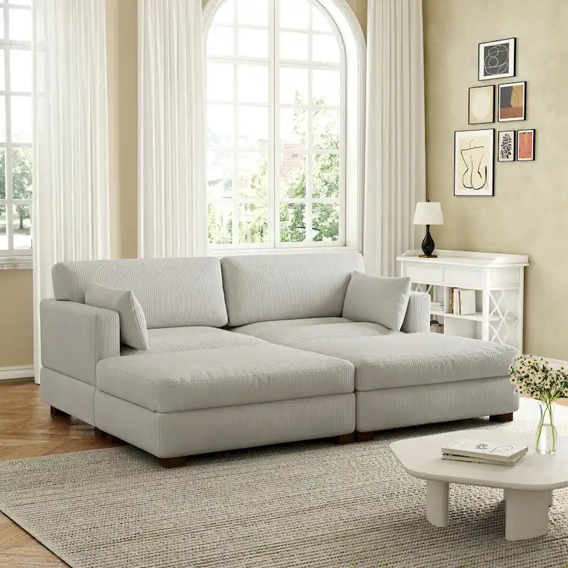 Modernes Cord-Sofa mit Armlehnenkissen