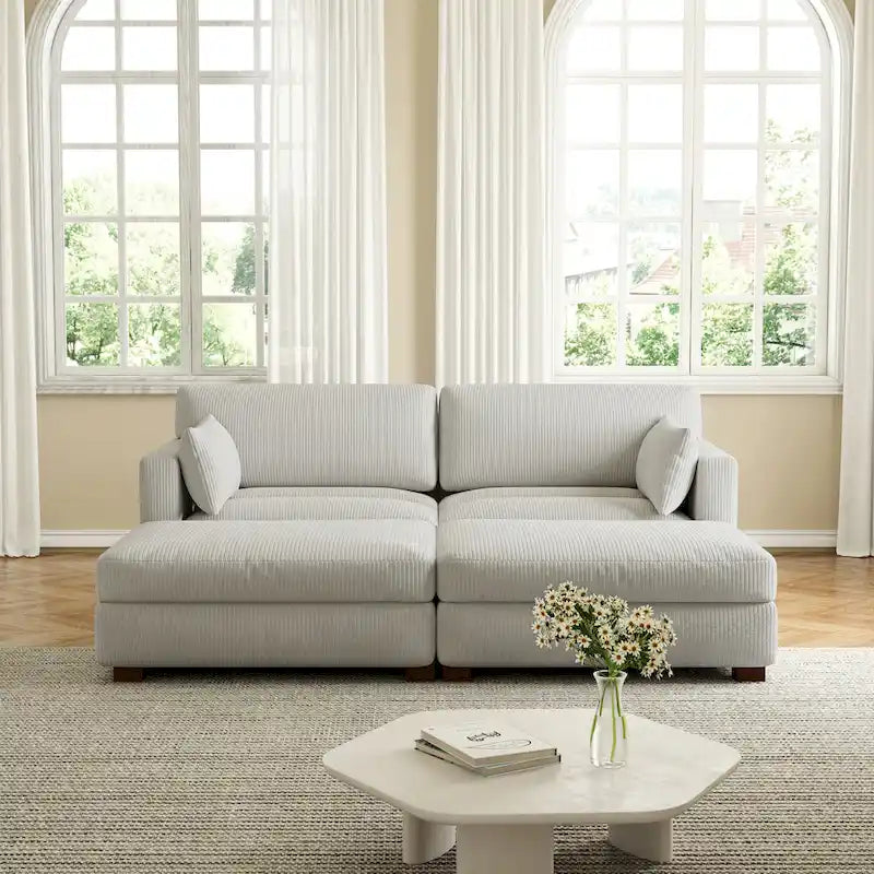 Modernes Cord-Sofa mit Armlehnenkissen