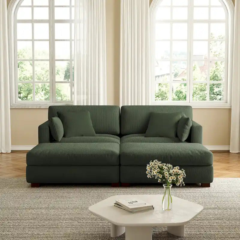 Modernes Cord-Sofa mit Armlehnenkissen