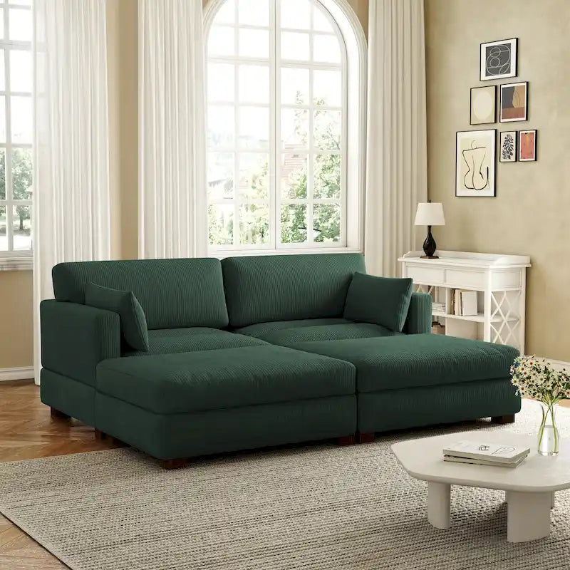 Modernes Cord-Sofa mit Armlehnenkissen