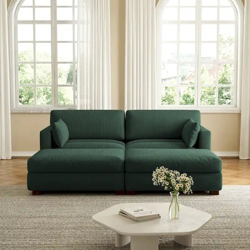 Modernes Cord-Sofa mit Armlehnenkissen