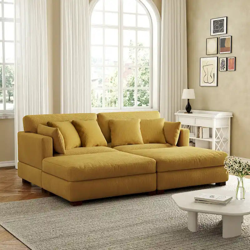 Modernes Cord-Sofa mit Armlehnenkissen