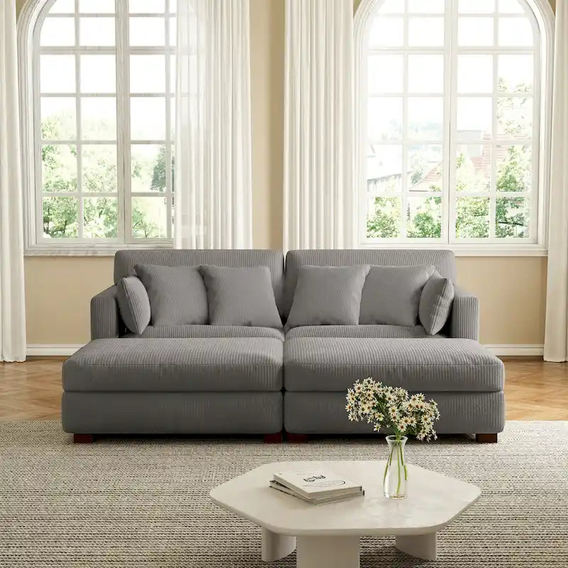 Modernes Cord-Sofa mit Armlehnenkissen
